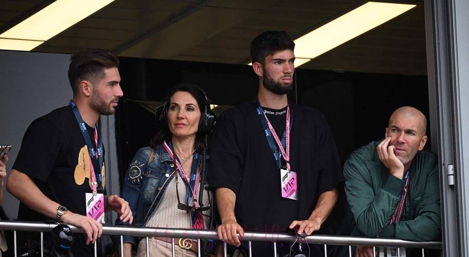 官方:齐达内三儿子加盟西乙球队科尔多瓦 签约2年 官方:齐达内三儿子加盟西乙球队科尔多瓦 签约2年